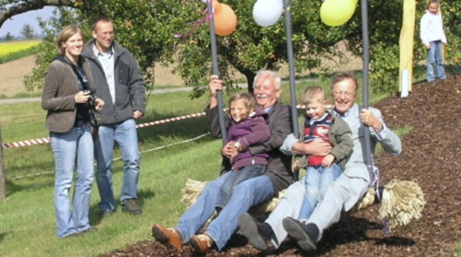 Wolfgang Heusel (links) und Emil Will probieren unter fachkundiger Begleitung die neue Seilbahn aus. FOTO: REGINA STÖRK