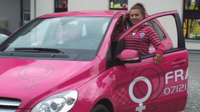 Maria Georgiadou sitzt im pinkfarbenen Frauentaxi hinterm Steuer. GEA-FOTO: STEFAK