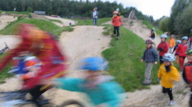 Nachwuchstraining im Bikepark: Wer mit den Profis mithalten will, muss ganz schön schnell sein. GEA-FOTO: FÖRDER