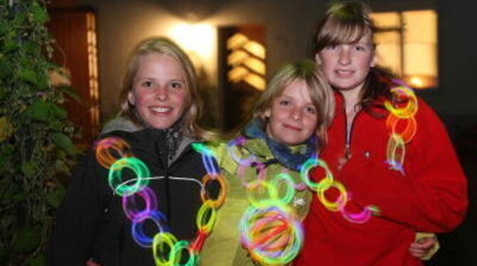 Sofia Koch, Maja Flöte und Ana-Lena Schnizer (von links) erfanden leuchtenden Schmuck.  FOTO: BAIER