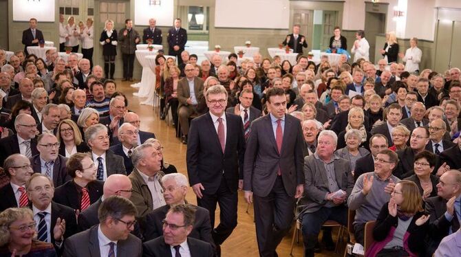 Einmarsch im Takt: der stellvertretende Ministerpräsident Nils Schmid Seit an Seit mit Urachs Bürgermeister Elmar Rebmann. Das S