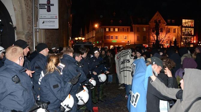 Die Wilhelmstraße gestern Abend: Polizei und »Antifa Reutlingen/Tübingen« standen sich gegenüber. Im Spitalhof fand der AfD-Neuj