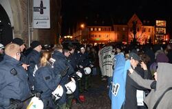 Die Wilhelmstraße gestern Abend: Polizei und »Antifa Reutlingen/Tübingen« standen sich gegenüber. Im Spitalhof fand der AfD-Neuj