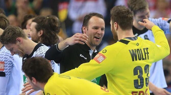 Trainer Dagur Sigurdsson (M) und Torwart Andreas Wolff (r) sind zwei der Garanten des deutschen Erfolgs. Foto: Jens Wolf