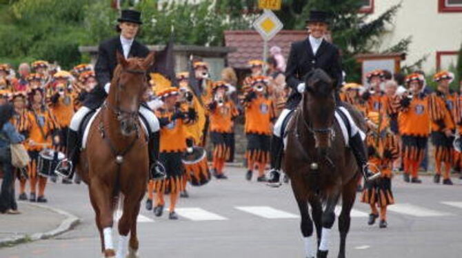 Eindruck vom Festumzug zum Kolping-Jubiläum: die Festreiter des Fanfarenzuges.  FOTO: LAMPERT