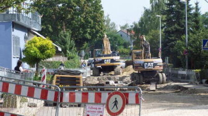 Nicht ungefährlich: Die Absperrungsgatter an der Baustelle in der Sonnenstraße lassen die Ein- und Ausfahrten offen.
GETA-FOTO: