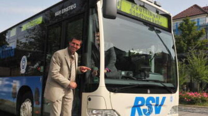 Mark Hogenmüller und Bernd Kugel (im Bus) freuen sich über den Umwelt-Engel und statten den neuen Bus mit einer Info-Vignette au