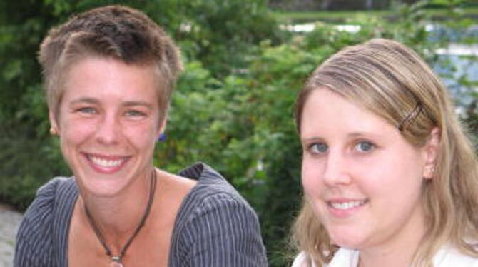 Ansprechpartnerinnen für die Engstinger Jugend: Laura Menk (links) und Anita Baumhakl. GEA-FOTO: DEWALD