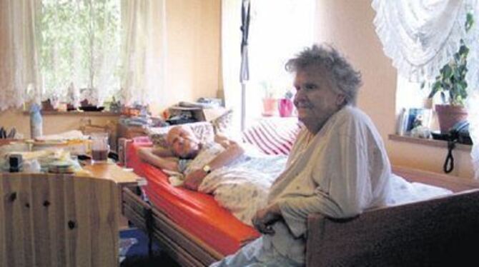 Gisela Haug mit ihrem Lebensgefährten. Seit Gotthard Marx bettlägrig ist, ist die Familie von anderen abhängig. 
GEA-FOTO: DEW