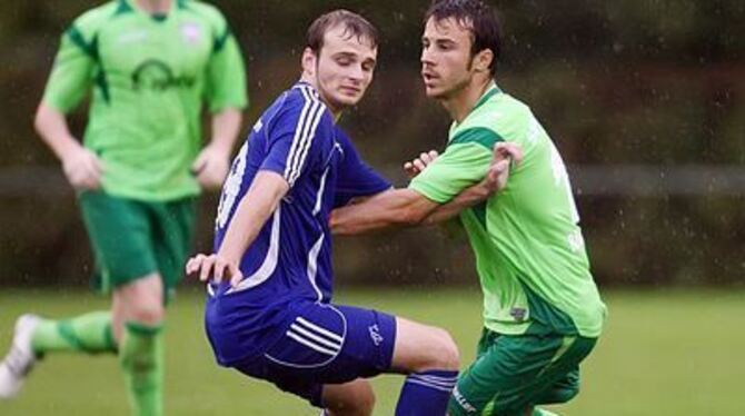 Der SSVler Alban Meha (rechts) im Duell mit Holger Klepzig.
FOTO: AVANTIME