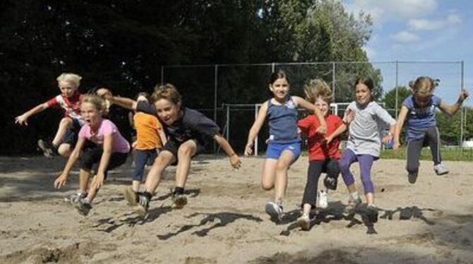 Volltreffer: Nicht nur die kleinen Teilnehmer sind begeistert vom Sportcamp des TSV Betzingen.
FOTO: NIETHAMMER