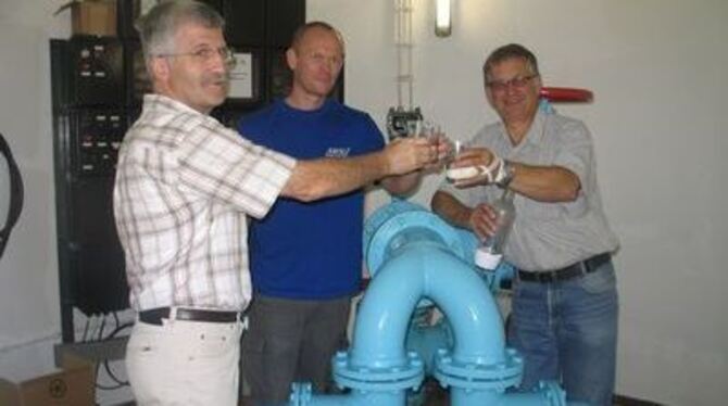 Die Mitarbeiter der Stadtwerke Bad Urach Kurt Groß, Stefan Hild und Klaus Muhsal stoßen mit reinem Quellwasser an, das kurz zuvo