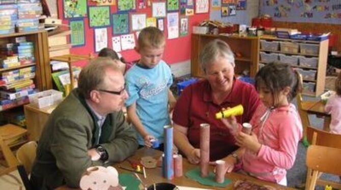 Bürgermeister Holger Jerg schaut den Kindern beim Basteln zu und unterstützt sie gemeinsam mit Sabine Reutter-Maier.
FOTO: EB