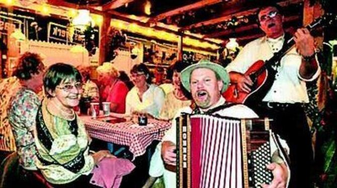 Von volkstümlich (Schwarzwald-Duo) bis jazzig reicht die Musik-Palette beim Weindorf.
FOTO: GER