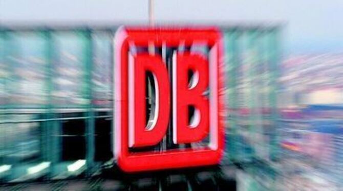 Unklare Zukunft oder das Logo der Deutschen Bahn AG, aufgenommen mit Zoomeffekt in Berlin: Chinas Staatsfonds ist am Bahn-Teilbö