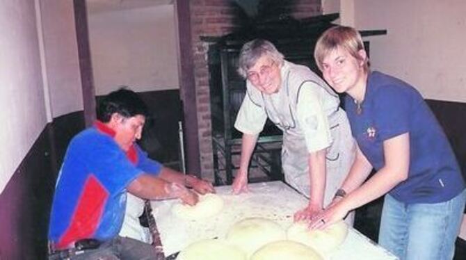 Stefanie Marek mit Ordensschwester und Internatsdirektorin Maria Julia und Hausmeister Donricardo beim Backen (von rechts).
FOTO