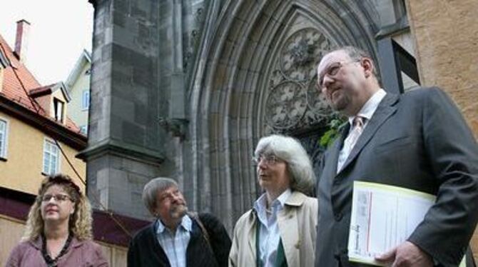 Beeindruckt von den Sanierungsarbeiten an der Reutlinger Marienkirche: Staatssekretär Richard Drautz (rechts, neben ihm Sabine L