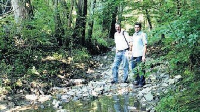 Ein Stück Natur: Willi Bold (links) und Torsten Müller am unteren Bonlandenbach.
GEA-FOTO: HD