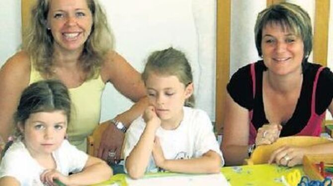 Strahlende Gesichter im frisch gestalteten Kindergarten: Laura und Isabell mit Erzieherin
Nicole Schubert und Leiterin Sandra Ma