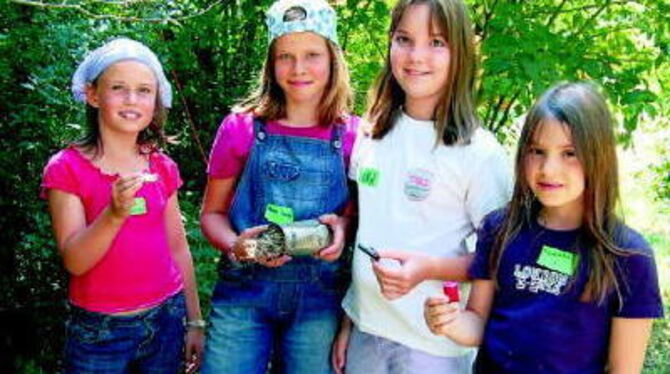 Junge Abfall-Expertinnen: Jelena, Anna, Anna-Lena und Tamara bei der Erkundung in Dußlingen.  
FOTO: PETRAT