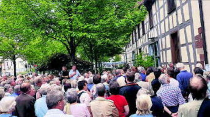 Kulturamtsleiter Wilfried Setzler inmitten seiner Fangemeinde am Kelternplatz: Gedenktafeln gibt es in Tübingen zuhauf. 
FOTO: T