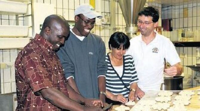 Reutlinger Spezialität: Hubert Berger mit Salomat Rachimowa (Zweite von rechts) sowie Laka Dieudonné Coulibaly mit seinem Ex-Leh