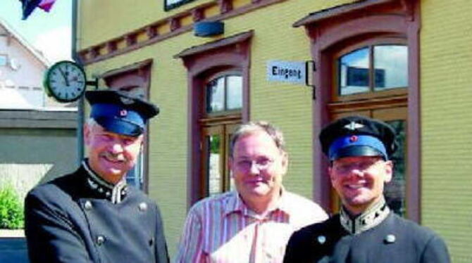 Der SAB-Vorsitzende Bernd-Matthias Weckler (rechts), der GES-Vorsitzende Dieter Reichhold (links) und Frank Walker von der &raqu