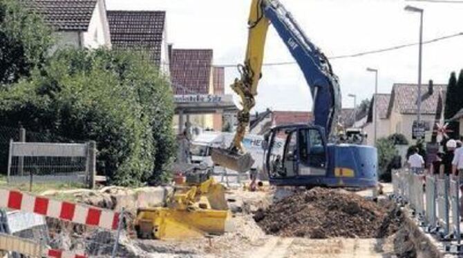 Die Baufirma arbeitet unter Volldampf. Trotzdem wird es bis April 2010 dauern, bis alles fertig ist. 
GEA-FOTO: DÖRR