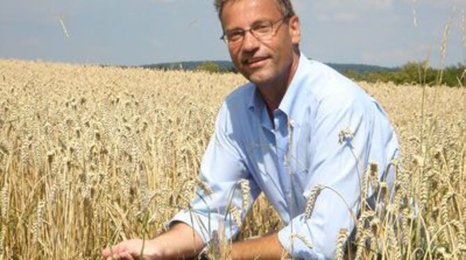 Ein Hauk im Kornfeld: Landwirtschaftsminister Peter Hauk unterzog das Getreide im Biosphärengebiet einer genauen Qualitätskontro