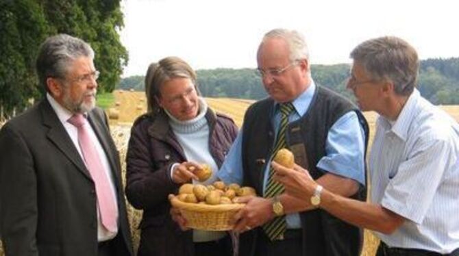 Kartoffelfestmacher auf dem Parkplatzacker (von links): St. Johanns Bürgermeister Eberhard Wolf, die Marbacher Gestütschefin Dr.