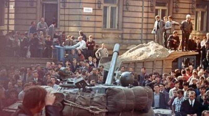 Sowjetische Panzer in Prag. Der Widerstand der Tschechoslowaken war am Ende nutzlos. Der Sozialismus mit menschlichem Antlitz bl