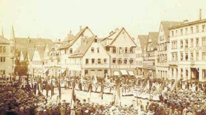 Das Maienfest wurde in Reutlingen vor allem für die Schulkinder gefeiert, die Aufnahme stammt von 1899. QUELLE: STADTARCHIV