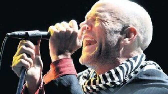 Sänger Michael Stipe reiste mit seinen Fans durch die Zeit, von den frühen 80er-Hits bis hin zu aktuellen Songs. 
FOTO: DPA