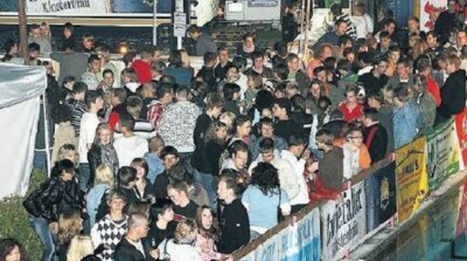 Die kalte Nacht schreckte keinen. Am Becken herrschte beim 22. Schwimmbadfest in Zwiefalten mal wieder dichtes Gedränge und toll