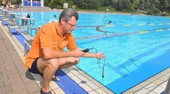 Andrei Gorochowski misst die Wassertemperatur im Wellenfreibad Markwasen: 24 Grad warme Fluten und Sonne satt gab's gestern, der