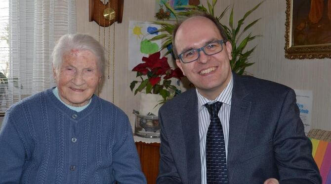 Hedwig Hageloch ist 101 Jahre alt. Pfullingens Bürgermeister Michael Schrenk besuchte die rüstige Jubilarin und brachte Blumen,