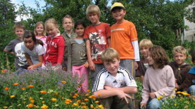 Schülerinnen und Schüler der Pliezhäuser Grundschule betreuen einen Teil des Bauerngartens hinterm Dorfmuseum &raquo;Ahnenhaus&l