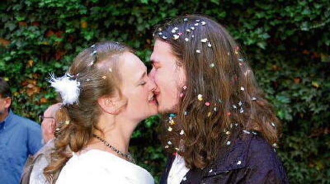 Auf einer Welle des Glücks: Melanie und Marc Ogiermann. FOTO: PFISTERER