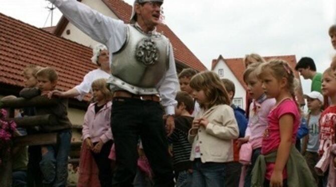 Bernhard Klingenstein bringt als Graf Eberhard I. von Werdenberg selbst Kindern die Trochtelfinger Vergangenheit anschaulich nah