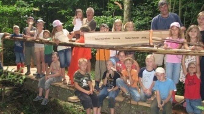 Ganz Arbeit haben Nehrener Kinder im Ferienprogramm geleistet. Mit den Männern vom Nabu bauten sie eine Brücke über den Spundgra