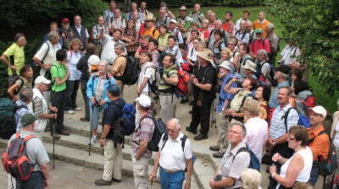 Die Jubiläumswanderer genossen die Geschichten Gerhard Enderles im Schloss Lichtenstein. GEA-FOTO: BARAL