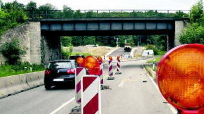 Unter der Eisenbahnbrücke fehlt noch ein Stück. In der nächsten Woche soll die B 28 neu provisorisch an die Bundesstraße 312 ang