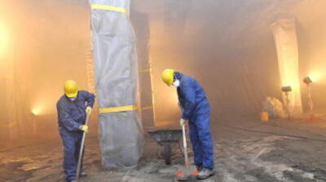 Immer wieder muss der Boden des Wasserbehälters von heruntergefallenem Zementmörtel gereinigt werden.  FOTO: TRINKHAUS