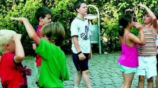 Wer ist größer? Die Kinder beim spielerischen Vergleich. FOTO: ULP