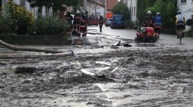 Wasser und Schlamm spülte durch Metzingens Straßen. 
GEA-FOTO: LEINS