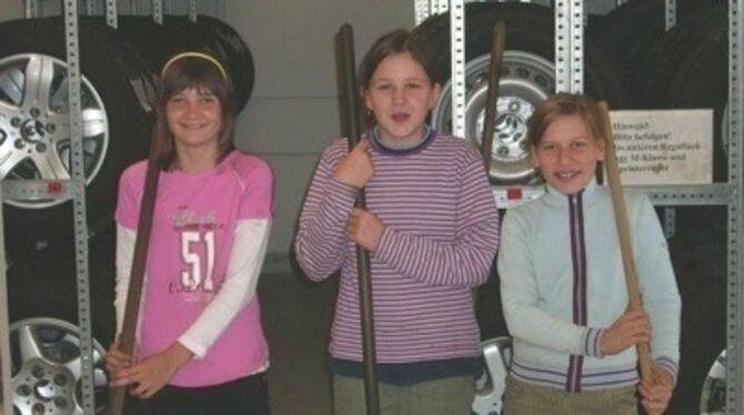 Kehren für den guten Zweck: Alessa, Katja und Maja (von links) von der Gustav-Mesmer-Realschule Münsingen. 
FOTO: NN