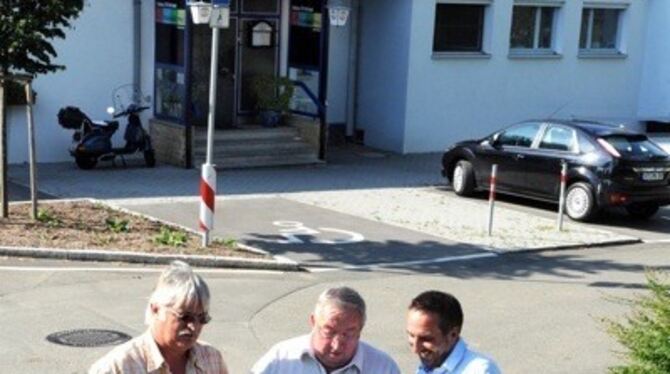 Die drei von der Sonnen-Tankstelle (von rechts): Stefan Traub, Jürgen Fritz und Hartmut Digel vor dem TSV-Vereinsheim mit nageln