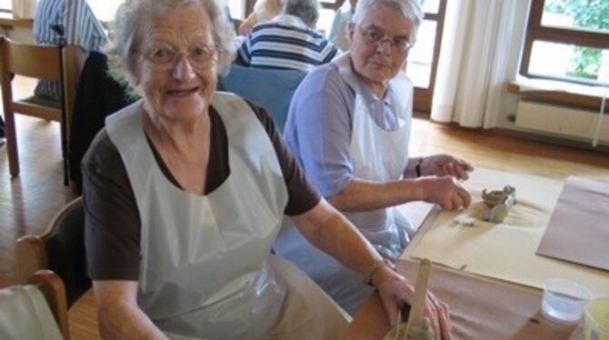 Töpfern war für viele Senioren ein ganz neues Erlebnis. GEA-FOTO: OEL