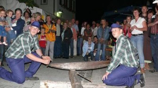 Ließen zu später Stunde die Späne fliegen: die Holzhackabuba.  
FOTO: SANDER