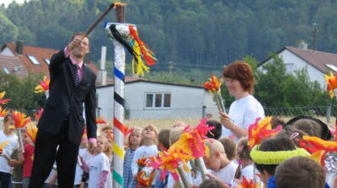 Bürgermeister Alexander Schweizer durfte das &raquo;Olympische Feuer&laquo; im Bruckbergkindergarten entzünden.  GEA-FOTO: BARAL